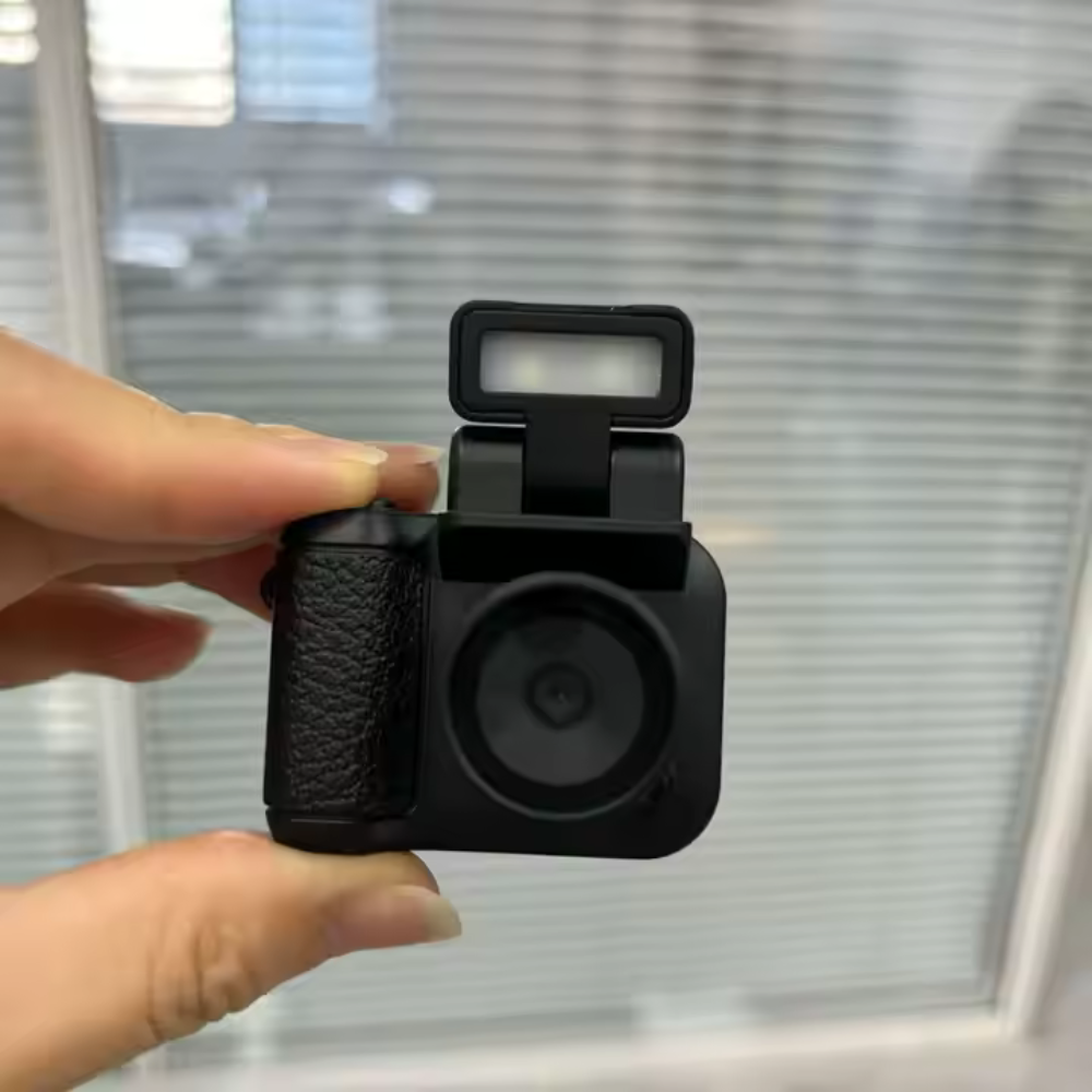 SnapVibe™ – Retro Mini Camera HD 1080p z Ekranem, Lampą Błyskową i Stacją Dokującą