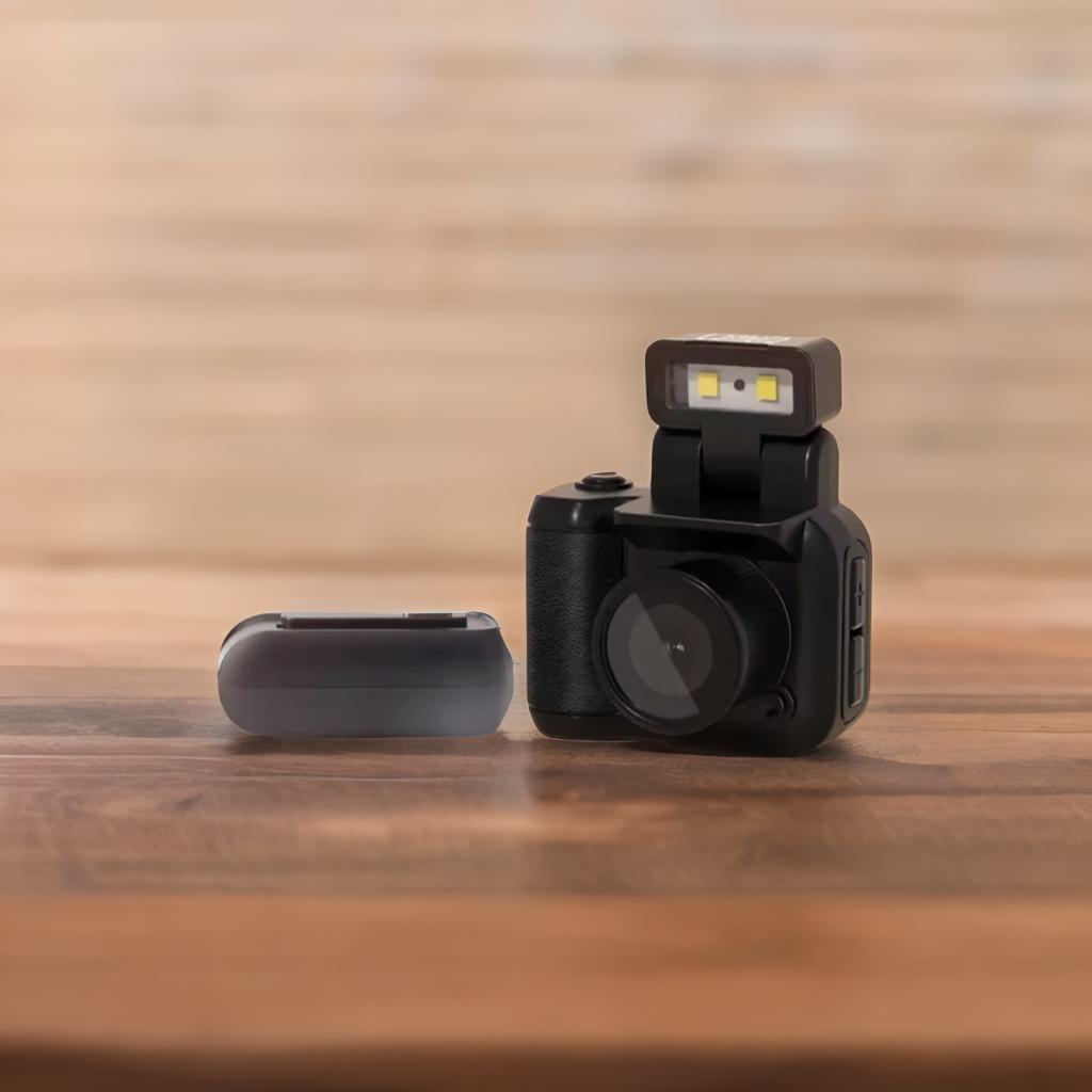 SnapVibe™ – Retro Mini Camera HD 1080p z Ekranem, Lampą Błyskową i Stacją Dokującą