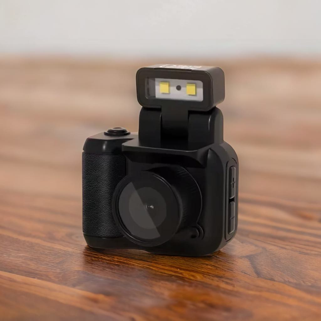 SnapVibe™ – Retro Mini Camera HD 1080p z Ekranem, Lampą Błyskową i Stacją Dokującą