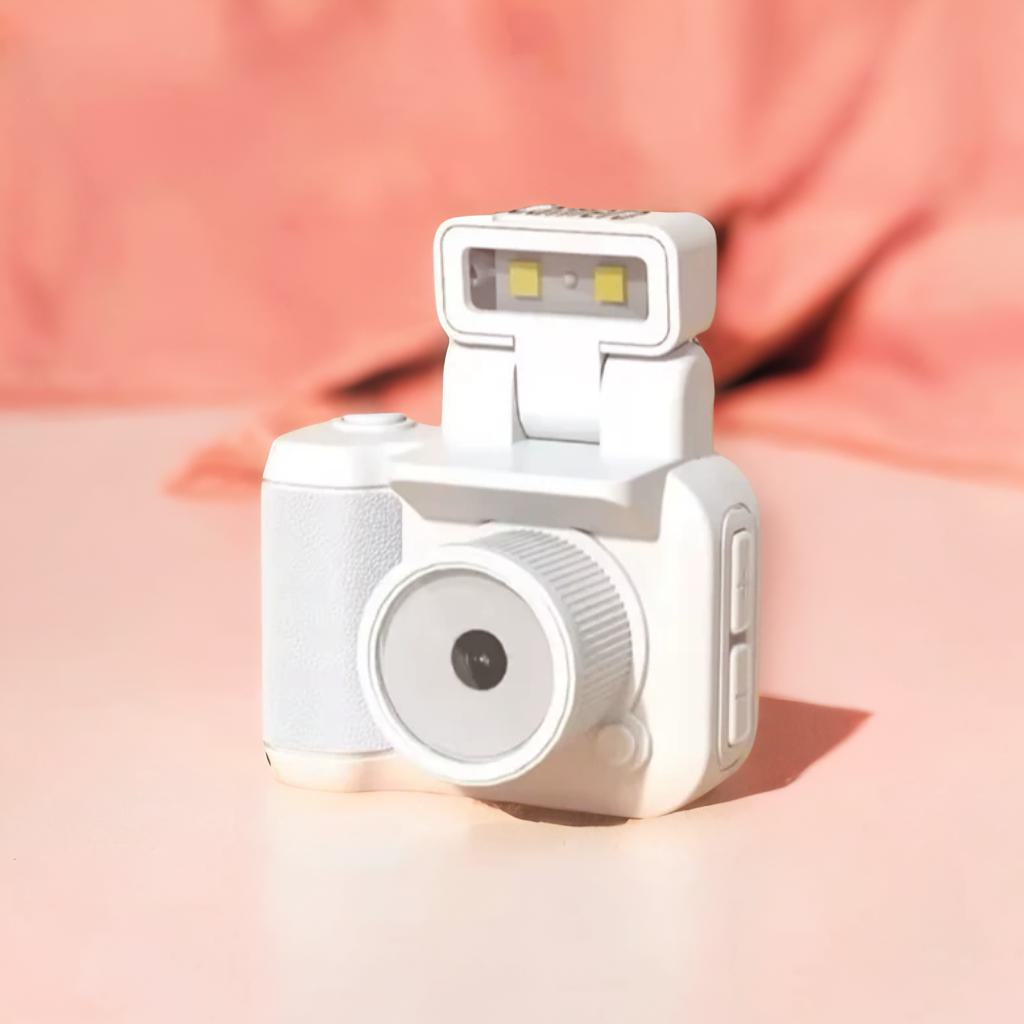 SnapVibe™ – Retro Mini Camera HD 1080p z Ekranem, Lampą Błyskową i Stacją Dokującą